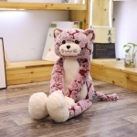 Różowy, długonogi pluszowy kot siedzący w dziecięcym pokoju