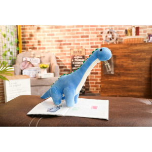 Niebieski pluszowy dinozaur w salonie na stole