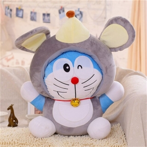Pluszowa zabawka Doraemon przebrana za mysz siedzącą na beżowej sofie