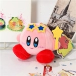 Różowy pluszak Kirby z niebieskimi gwiazdkami na głowie