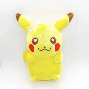 Pokémon Pikachu pluszowy. Pluszak jest żółty i ma czerwone pompony. Na czubku głowy ma przyssawkę, dzięki której można przymocować go do okna.
