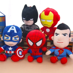 Pięć super słodkich pluszowych zabawek przedstawiających Batmana, Iron Mana, Kapitana Amerykę, Sipdermana i Supermana siedzących razem
