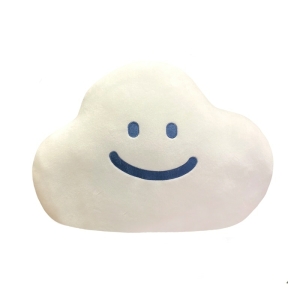 Pluszowa poduszka w kształcie białej chmurki z niebieskimi oczami i uśmiechem