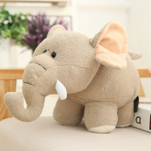 Zabawny mały pluszowy słoń
