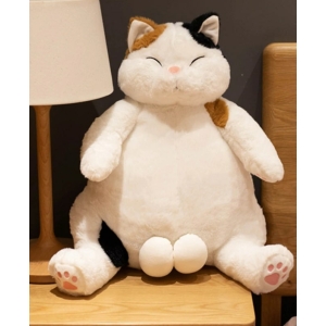 Na drewnianym stoliku siedział duży biały kot w brązowo-czarne cętki, a po jego prawej stronie stała biała lampka nocna