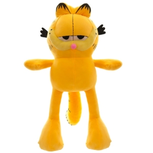 Pomarańczowo-czarny pluszowy kot Garfield. Stoi z wyciągniętymi ramionami na białym tle.